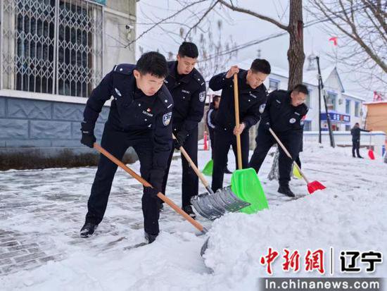 移民管理警察化身“清雪工”扫清群众道路阻碍