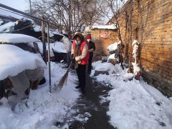 开封市鼓楼区民政局社工组织开展除雪破冰志愿活动