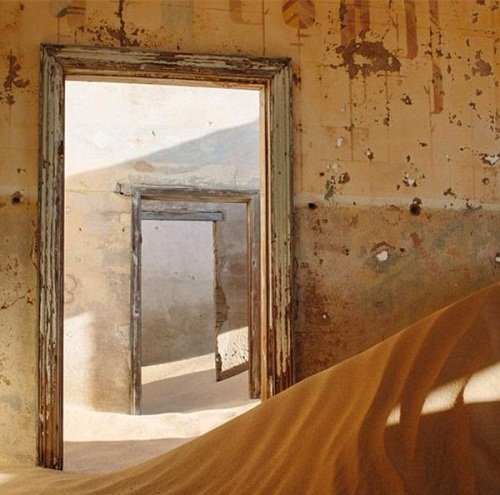 9吨沙子倒进<em>旧房子</em> 澳大利亚摄影师打造“沙漠城堡”