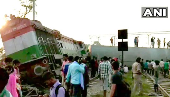 <em>印度一辆</em>高速列车6节车厢脱轨 已致5死多人受伤