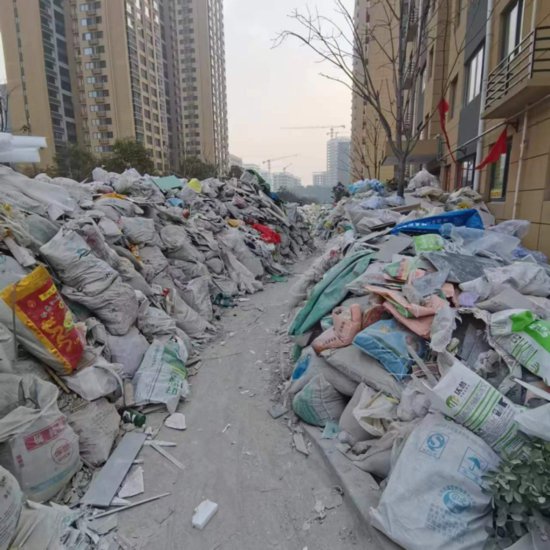 西安一项目建筑垃圾堆满小区引关注 社区称“正协商处理”丨热点