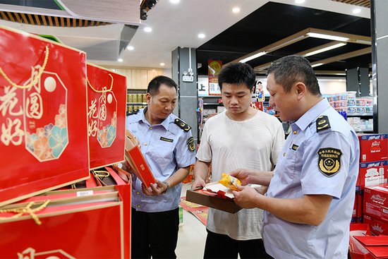 江西南丰：检查月饼市场 守护食品安全