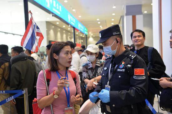 <em>中泰</em>互免签证首日 磨憨口岸出入境泰国旅客同比大增