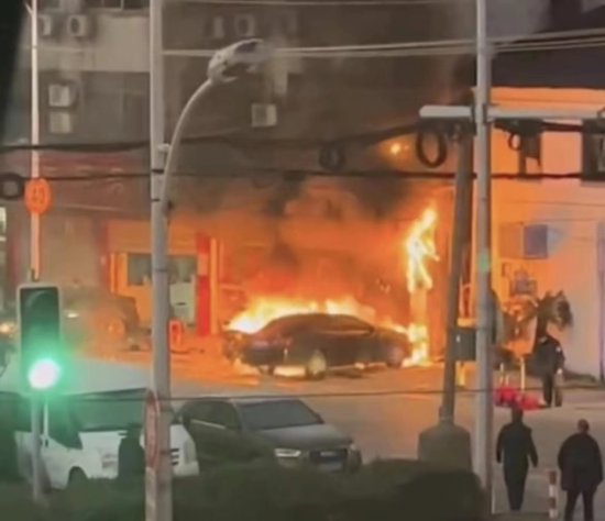 苏州一宾馆大火致6人亡：环境“脏乱差”，内部有出租房