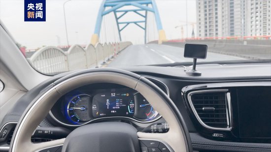 “无人车”真正上路 上海浦东发放首批无驾驶人测试牌照