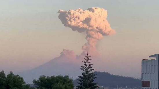 墨西哥波波卡特佩特火山持续喷发<em> 附近机场</em>多架航班取消