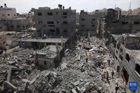 以军空袭加沙<em>中部</em>和南部造成至少14人死亡
