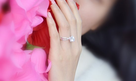 <em>戒指的正确戴法</em>有讲究？结婚钻戒戴哪个手指？