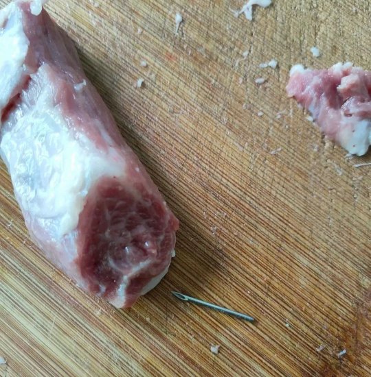 宜宾一女子<em>在超市买的</em>新鲜猪肉里，竟发现2厘米长的针头！