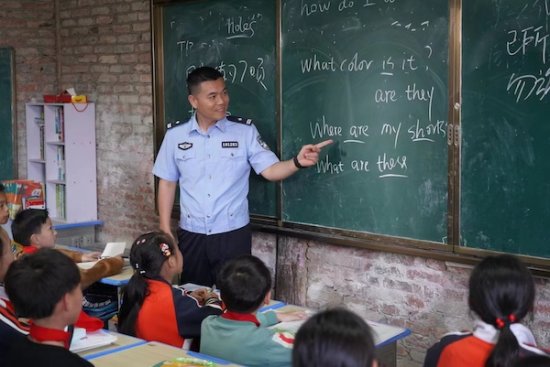 情系三江侗族儿童，上海移民管理警察为山区孩子送去“六一”...