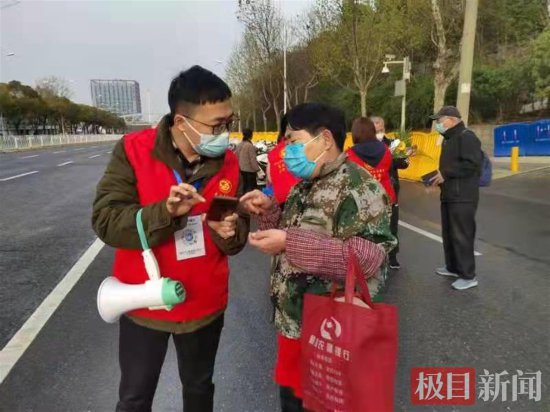 清明祭扫，汉阳志愿者持续12天为市民提供暖心服务