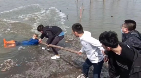 惊险！防洪纪念塔江边有人落水，多位“冰城好少年”接力救援！