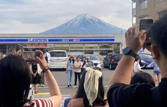 <em>日本</em>一小镇采取极端方式维护秩序：拉黑布遮挡富士山远景