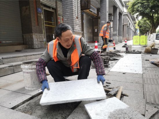 <em>重庆巴南</em>：人行道“换新装” 全年将改造1.5万平方米