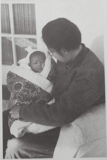 72年李敏怀孕后，担心养不起不敢生，毛主席安慰：爸爸可以帮你