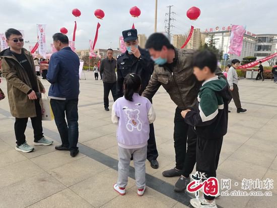 青岛胶州：“不哭，警察叔叔带你边赏桃花，边找爸爸”