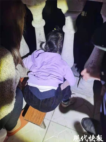 水泥<em>栏杆</em>卡住2岁女童头部，公安消防急救援