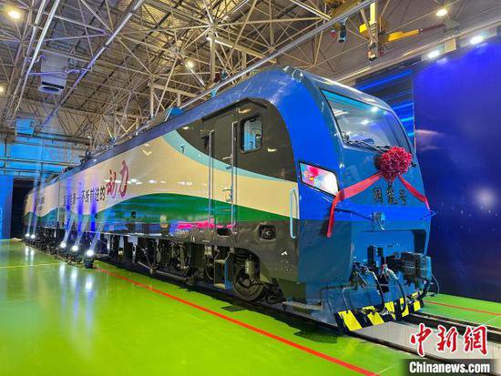 中国首台新型智能重载电力机车下线