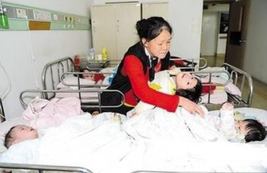 “拾荒母亲”张菲：一辈子养育30多个弃婴，孩子长大后却让她...