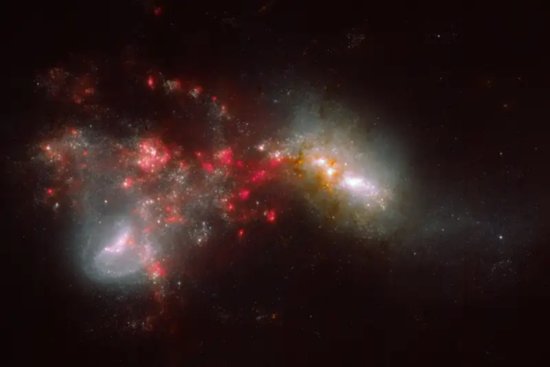 詹姆斯-韦伯望远镜新图展示了两个巨大星系撞<em>在一起的</em>画面