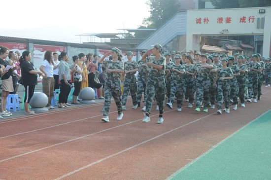 重庆第二十三中学校举行高2023级军训汇报仪式