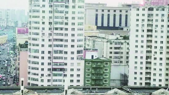 哈尔滨市一面街居民反映： 酒店楼顶加盖小房
