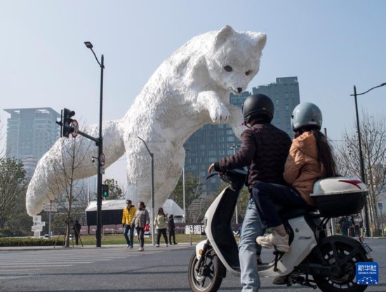 大型“<em>北极狐</em>”艺术装置亮相上海街头