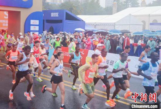 中外1.8万名跑者竞逐海南儋州马拉松赛