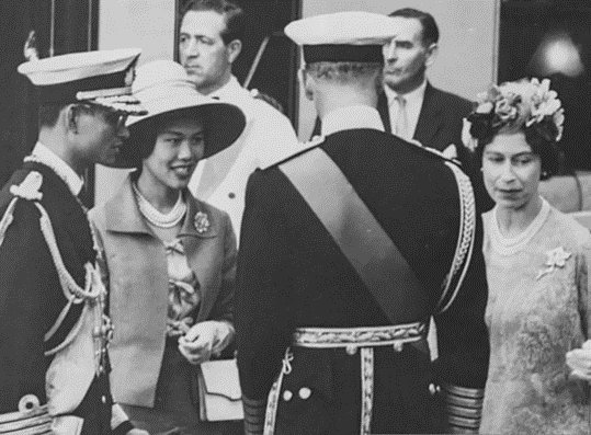 25年前英女王出访泰国，诗丽<em>吉</em>满身珠翠<em>好</em>耀眼，整容脸<em>还是</em>输了
