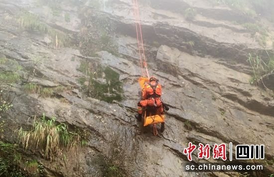 成都都江堰：2名“驴友”坠崖 救援人员22小时接力营救