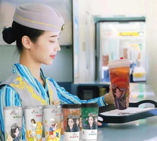 广州高铁奶茶上线：包装印<em>餐饮</em>乘务员形象，<em>取名</em>“那个女孩”