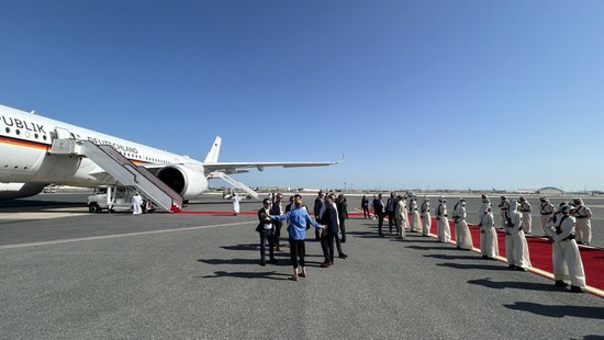 卡塔尔人接机不准时，德国总统苦等半小时，机舱口“被罚”晒...