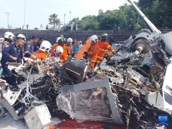 马来西亚两架直升机坠毁致10人<em>死亡</em>