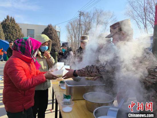 青海民和震区“大家庭”<em>冬至吃饺子</em> 感受不一样的温暖