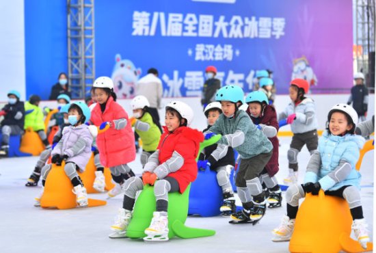冰雪运动受热捧 运动医学专家提醒 运动前充分热身并戴好护具