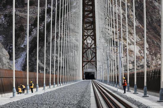 风雪高原行丨特写：穿越“冰与火”的“天路”桥隧工