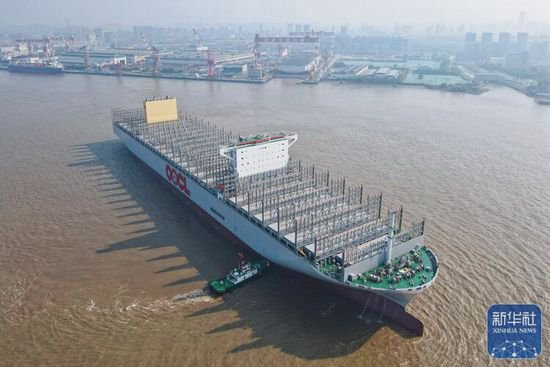 江苏<em>南通</em>：可装载24188个集装箱的超大型集装箱船出海试航