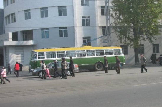 朝鲜百姓喜欢蹲着等公交车，女孩喜欢瘦一点高一<em>点的</em>男孩
