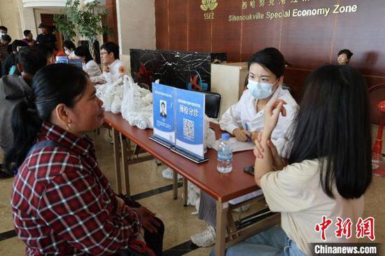 援柬中医医疗队为西港特区员工送上新春健康“大礼包”