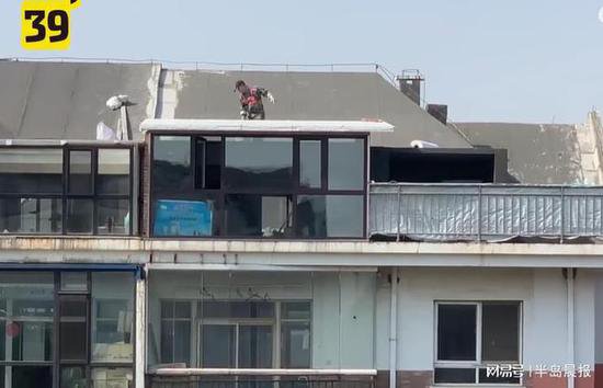 顶楼业主将<em>坡屋顶</em>拆一半改平屋顶?邻居担心有隐患