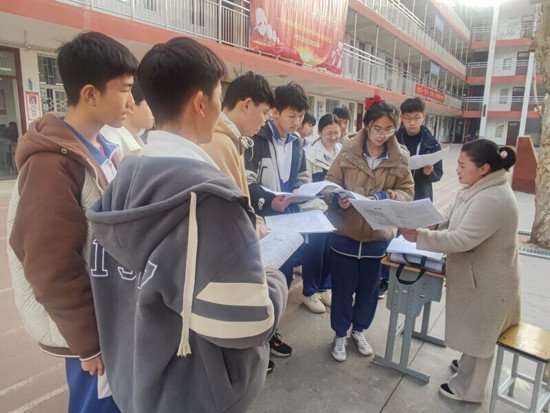 漯河市郾城区第三初级中学召开九年级一模试卷批改会