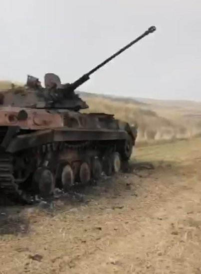 阿塞拜疆大军在山区交火：激战半天后分出胜负，多辆坦克被摧毁