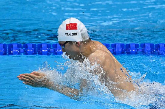 闫子贝首夺奥运银牌 男女4×100米混合泳接力中国获亚军