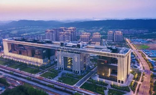 中建科技产业园获评第二届武汉产业新地标，在“大武汉之夜”被...