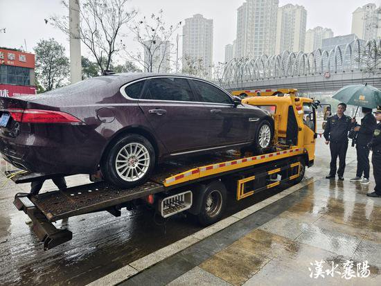 襄州集中整治违章停车 贴单处罚并强制拖离