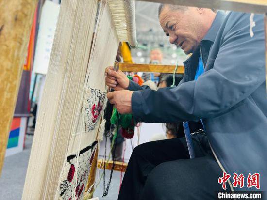 青海<em>加</em>牙藏毯传承人在国赛展示传统藏毯制作技艺