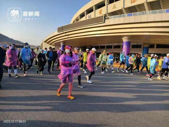 史上最冷<em>杭州</em>马拉松，现场来了很多“显眼包”！