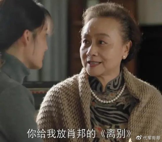 “贵族小姐”<em>黄梅莹</em>：嫁给小2岁金鑫很幸福，如今73岁依旧气质...