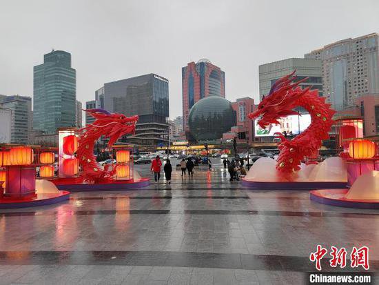 （新春走基层）上海商家龙年春节主题美陈多姿多彩