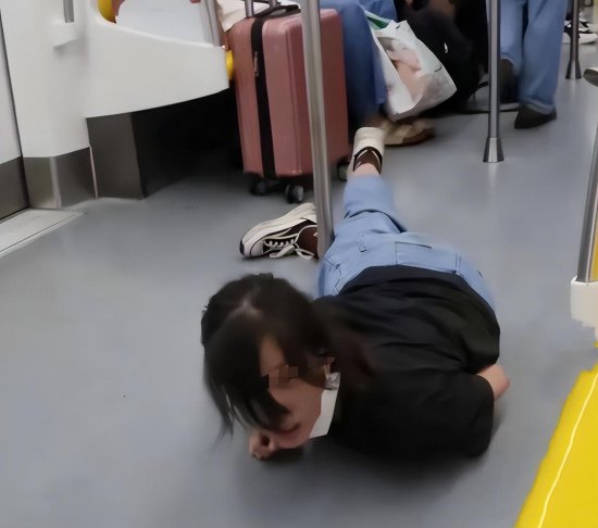 事情反转了！地铁辱华女子真实身份曝光，网友：她咋不骂日本人